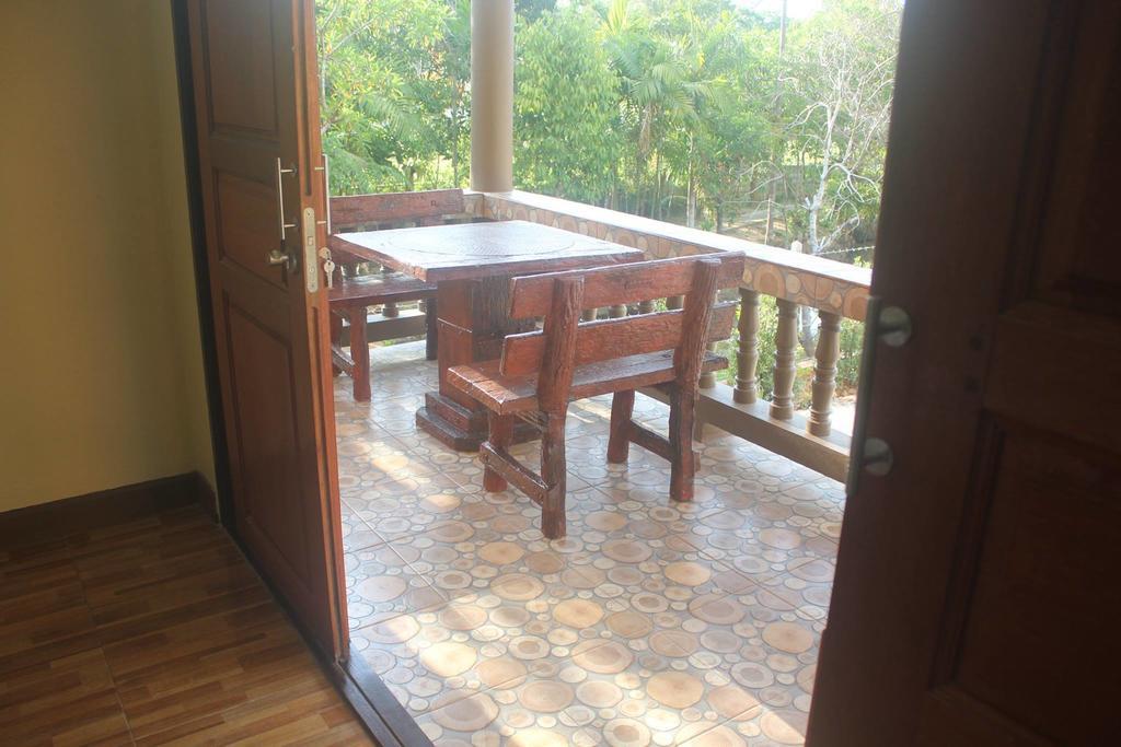 Baan Mek Lom Hotell Khao Lak Exteriör bild